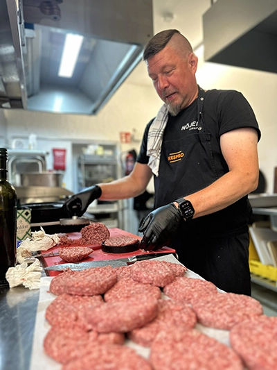 tomi paistaa pihveja